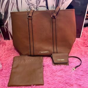 Steve Madden shoulder bag with accessories